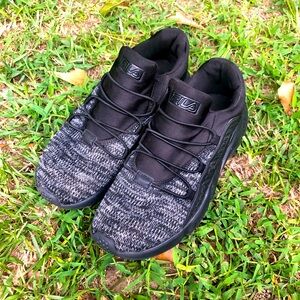 Size 9 MENS FILA SLIP ON TENNIS SHOES *clean*